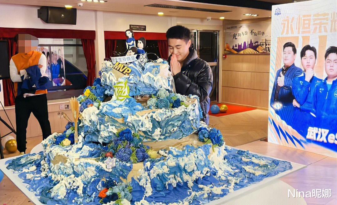奚梦瑶|赌王儿子大手笔邮轮上庆生!圆桌大蛋糕比王思聪还阔气,穿羽绒服场面隆重