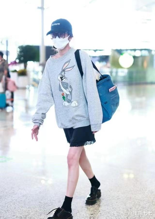 宋祖儿妈妈真前卫，留二次元短发叛逆又抢眼，机场比女儿还风光