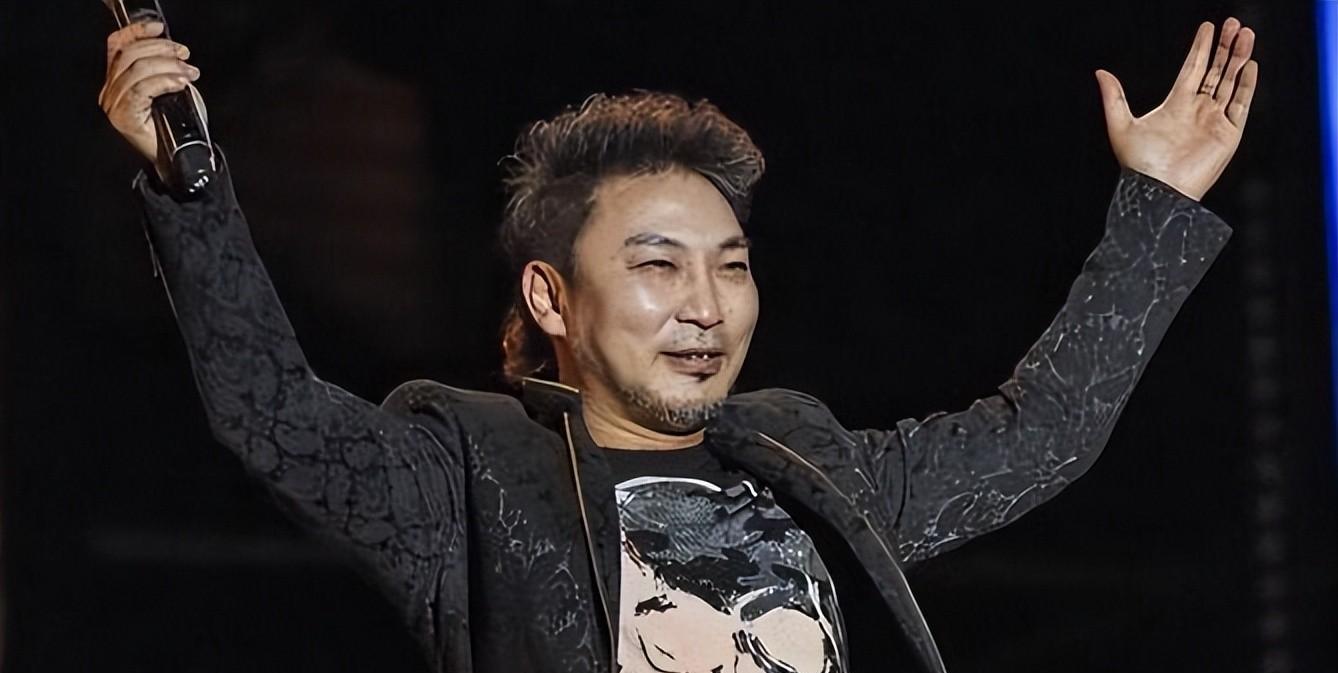 央视春晚|央视春晚一曲成名,被砍下巴脱落缝130针变阶下囚,今卖马桶为生