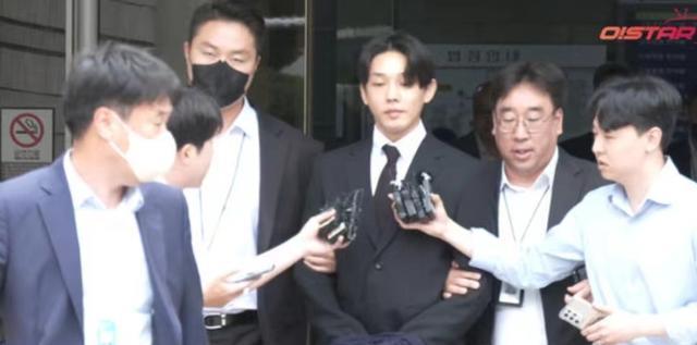 |刘亚仁和男友被收押,难逃牢狱之灾,艰难说出四个字表达心情