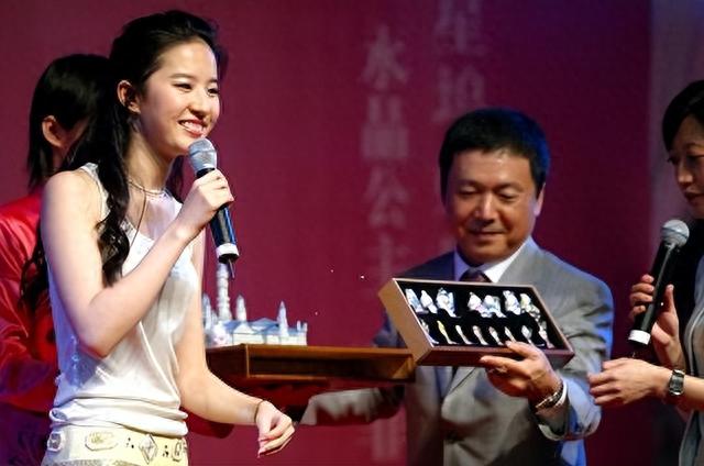 事实证明，离开干爹的刘亦菲，正在走向另一条道路