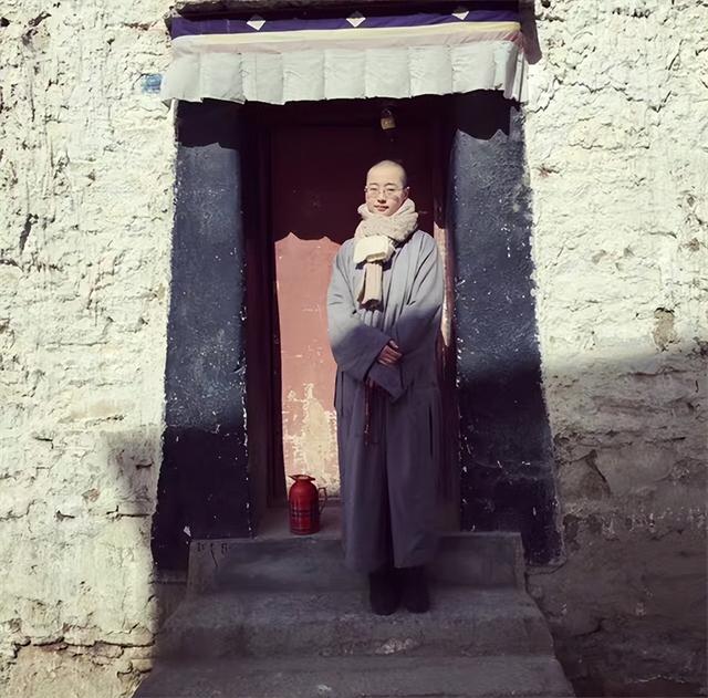 教师|山东女孩马滢:才貌双全,名牌大学毕业,为何不找工作出家当尼姑