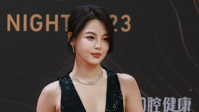 辛芷蕾参加活动太大胆，上半身两根布条遮不住，腋窝赘肉引发争议