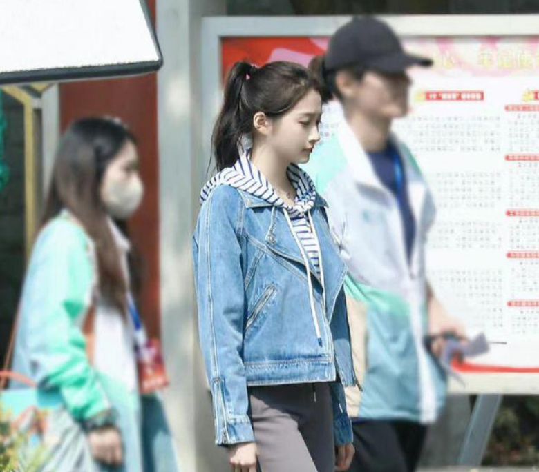 关晓彤|关晓彤新剧攀岩路透,身材消瘦小腿纤细,生图被赞比精修好看