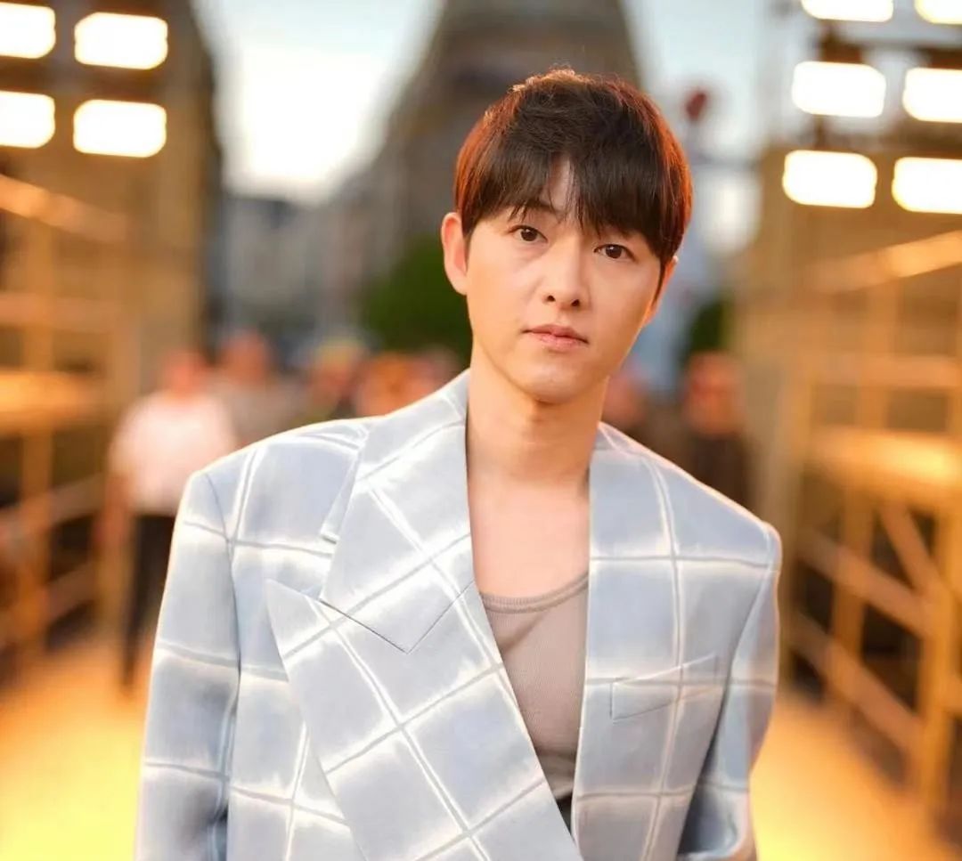 自律到7年不吃碳水，41岁的他居然长这样……