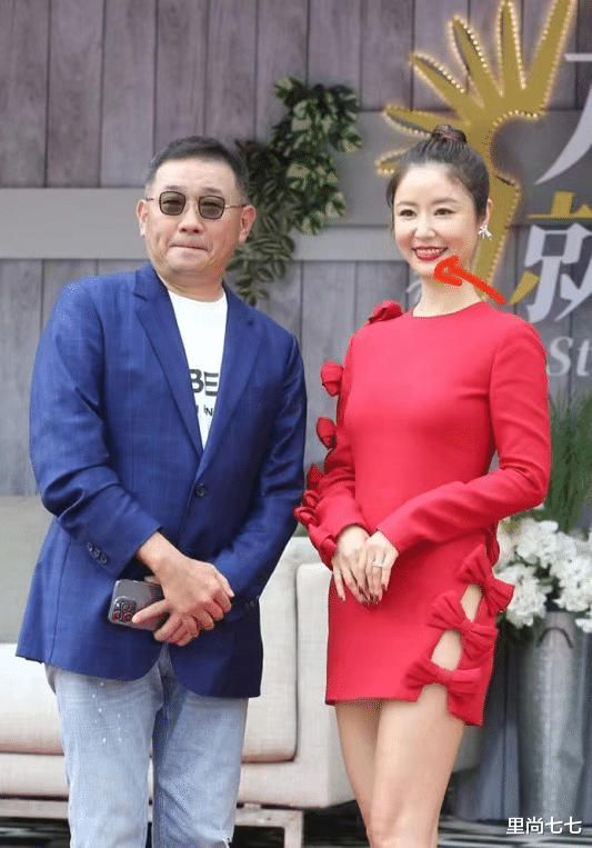 林心如 47岁林心如也发腮了！罕见穿红裙扮嫩真显黑，口红粘牙更尴尬