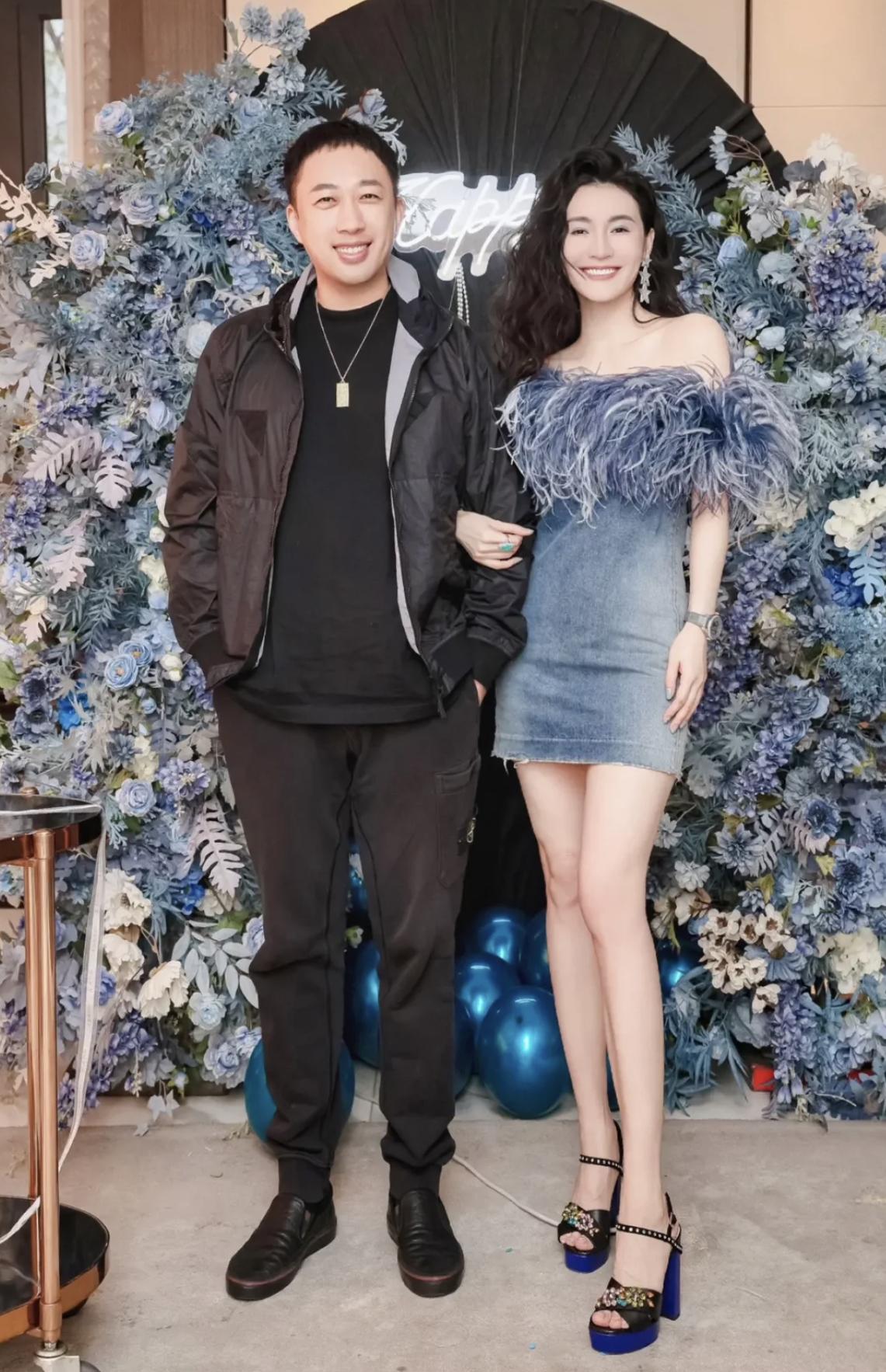 姚笛|群星聚会姚笛素颜认不出,嘴乌黑撞脸应采儿,未戴婚戒疑早已离婚!