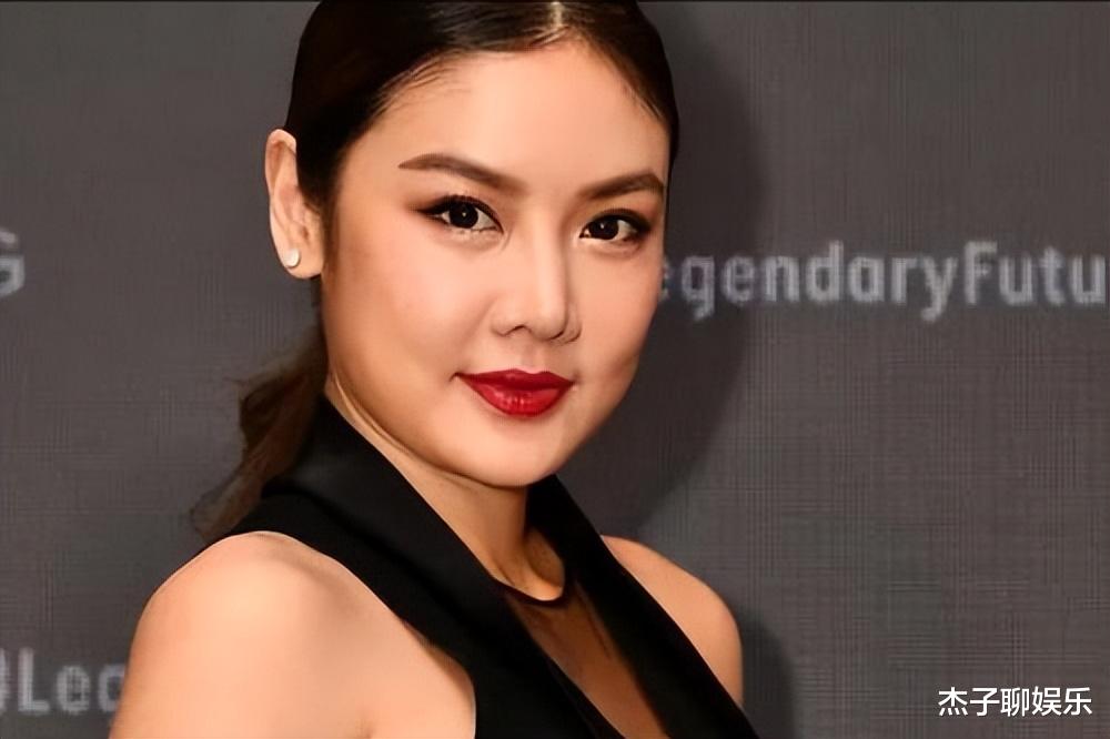 乐基儿宣布离婚,晒全家福否认复合,前夫胡渣发白尽显老态