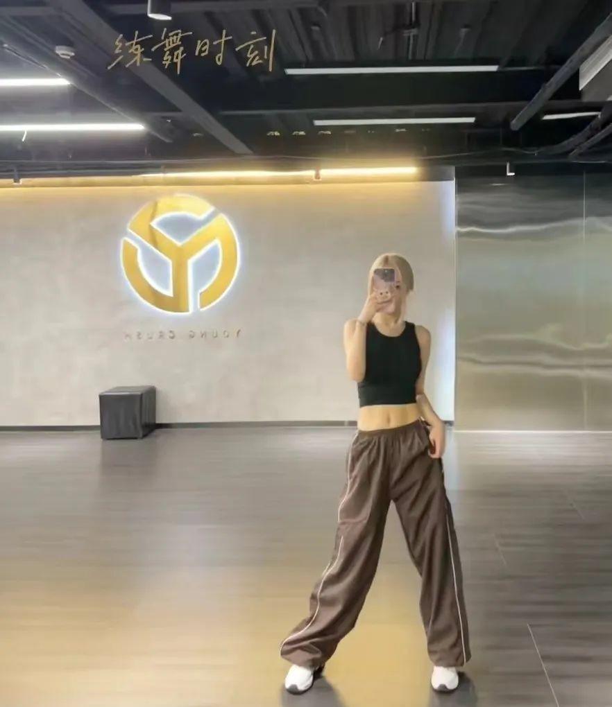 李小璐|李小璐拍广告疑似正式复出,小腹凸起身材发福,曾发文喊冤