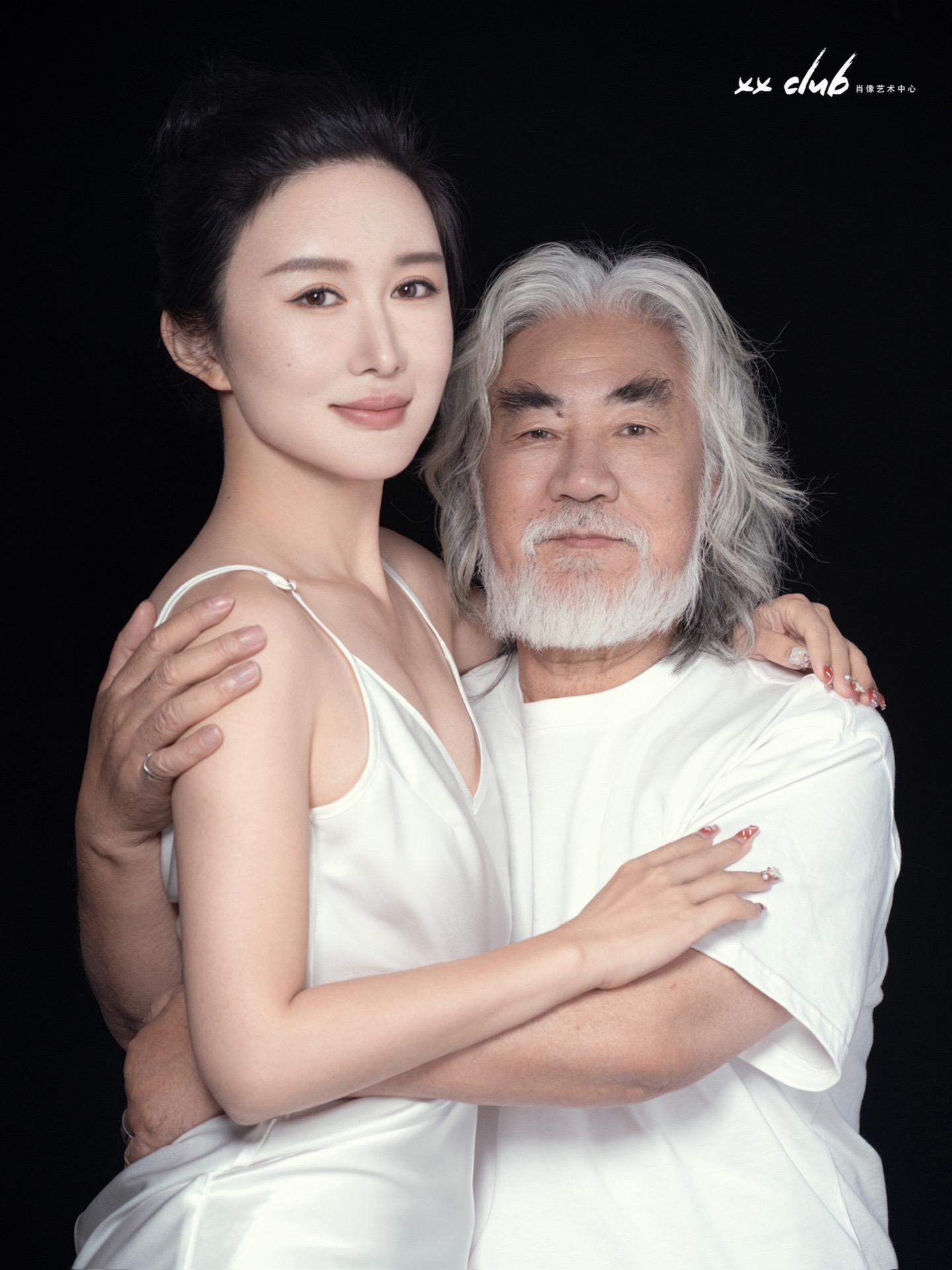 张纪中晒妻子性感照发文“如春水映梨花”,网友:“梨花压海棠”