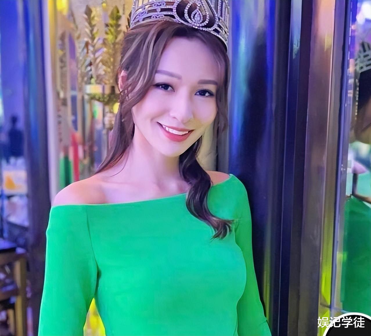 TVB力捧女星拍戏被偶遇,大热天穿黑色风衣,搭配黑色高跟气场强