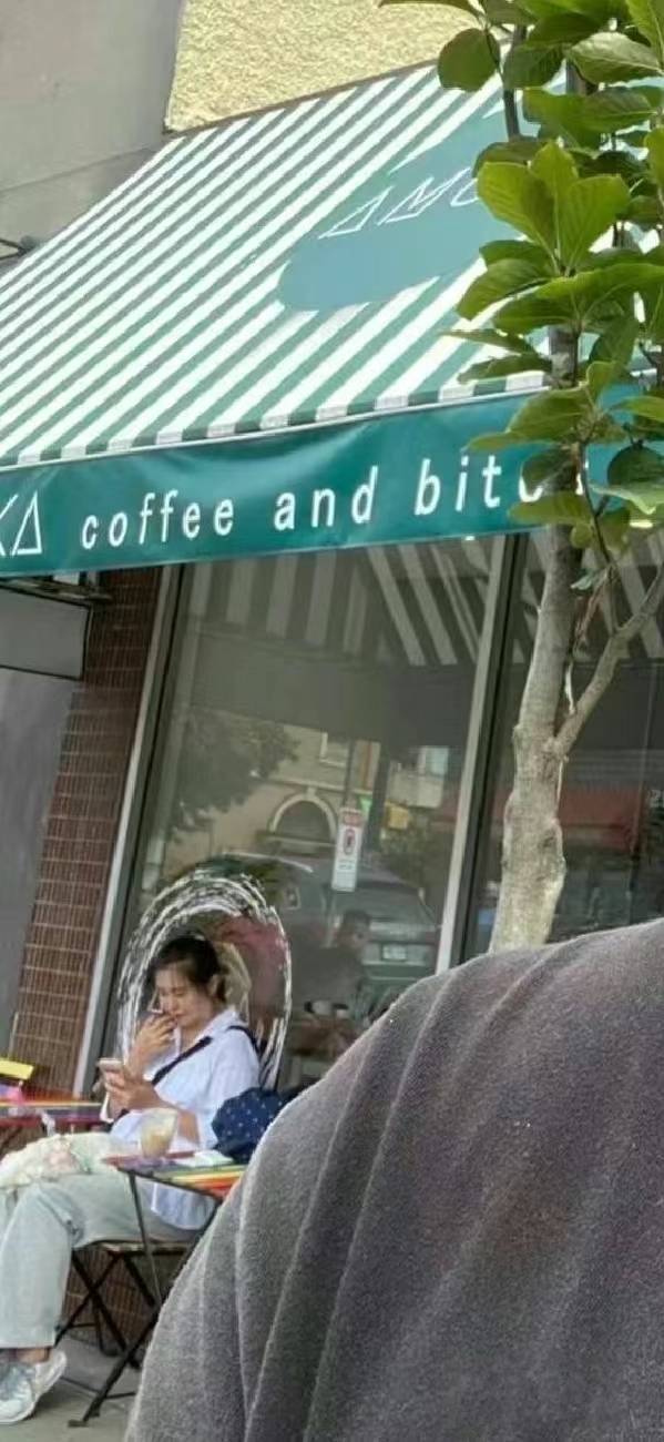 王祖贤现身温哥华街头，坐在街边椅子上刷手机，扎着马尾状态很好