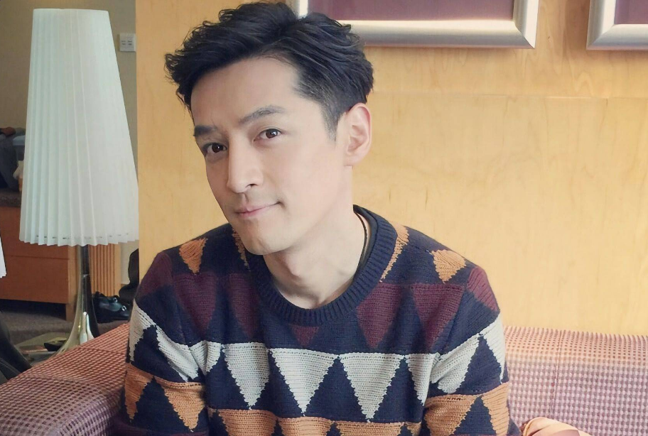 胡歌深夜晒照露车祸疤痕,面容憔悴络腮胡,情绪低精神状况引担忧