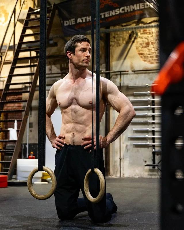 Sam Smith 创建健身社区，跟大家一起练六块腹肌！