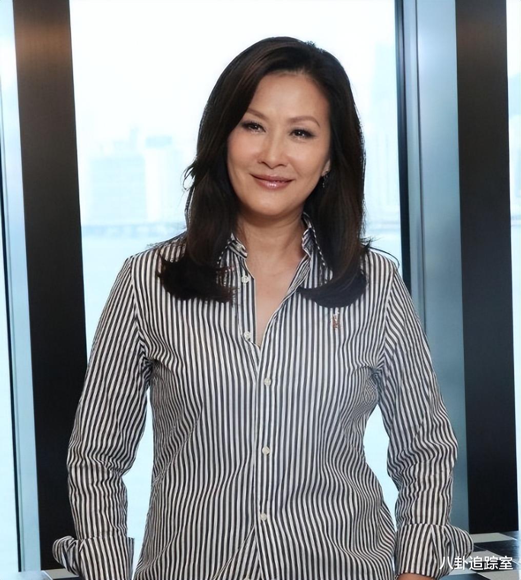 52岁港星陈慧珊现身大学,皮肤松垮身材发福似大妈,被指面带苦相