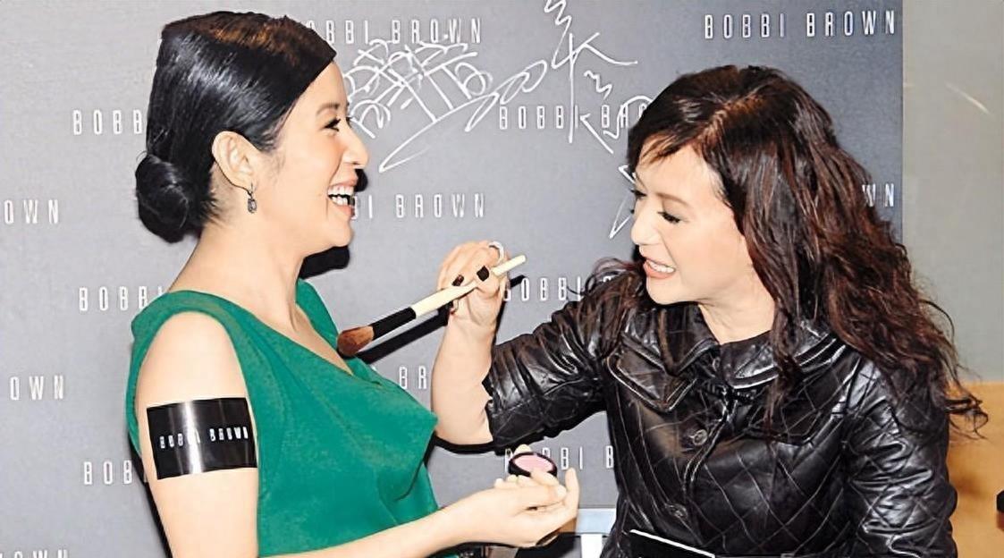 吴君如在香港街头可谓是赚足眼球！手拎30万高奢包，一头金发女人味十足