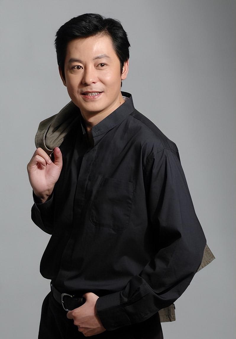 57岁戏骨全家定居在美国,拿着在中国赚的钱,住豪宅、大赞国外风景