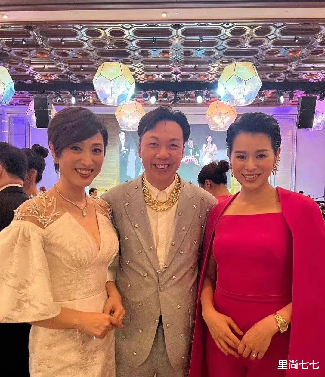 发型 胡杏儿三胎后真明显老了，修身装暴露肚腩，同框56岁陈法蓉像同龄