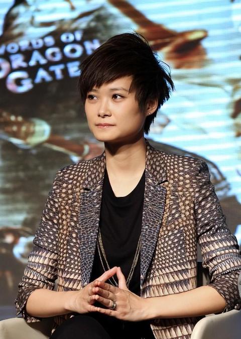 从"超女冠军"到"混子歌手",李宇春的遮羞布终究还是被扯下了 - 娱乐