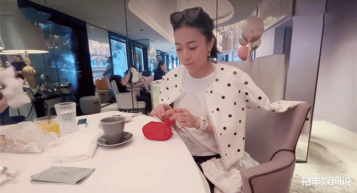 范冰冰亲自为百亿富婆甘比庆生!现场撮毛衣手法熟练,戴五枚戒指