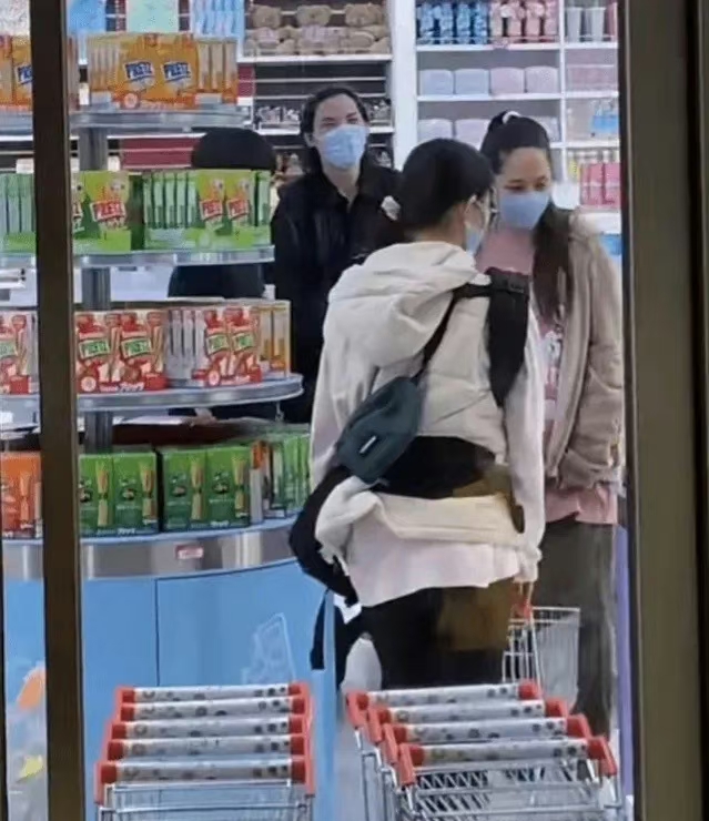 周冬雨|向佐晒全家福庆祝二胎周岁，一头油腻长发成讨论焦点，网友太有才