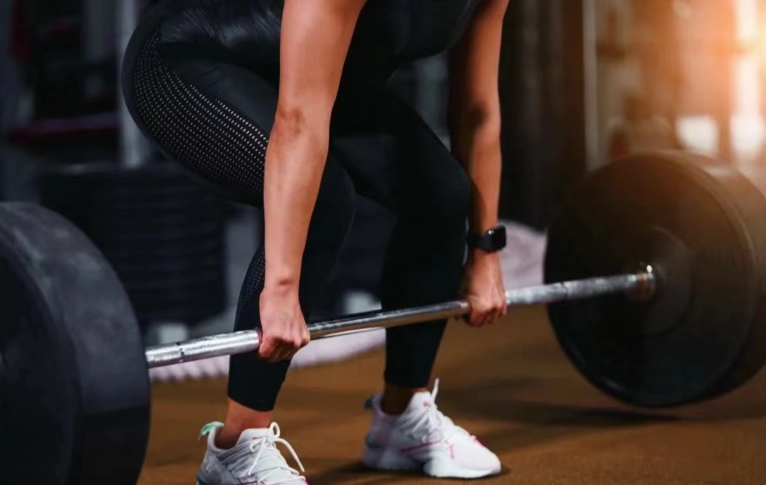 每日健身时光 杠铃硬拉 一个提高舞者弹跳能力的动作