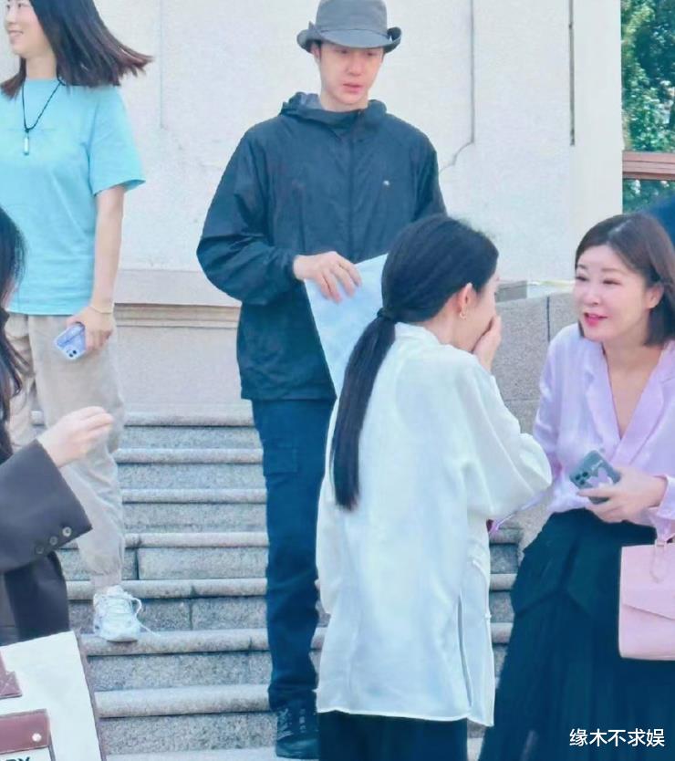 王一博座谈会全程对稿念,杜华听着打瞌睡,穿200元衣服被质疑!