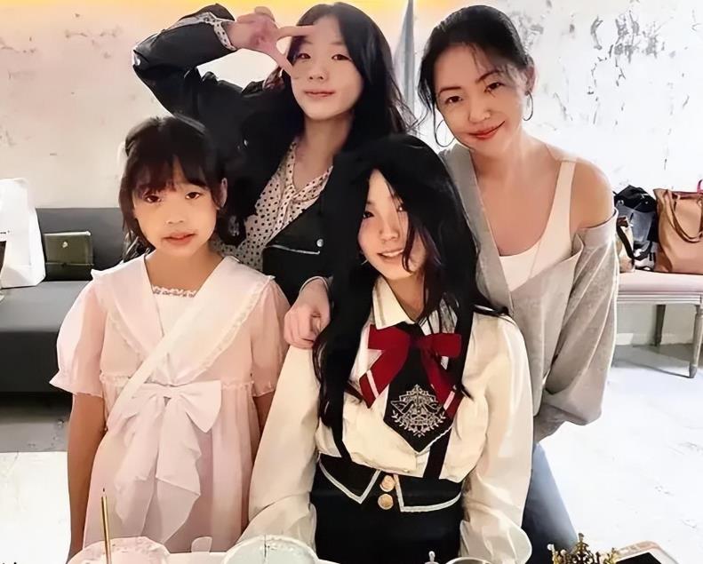 小S二女儿平安夜晒美照，女神范十足赏心悦目，曾因母语陷入争议