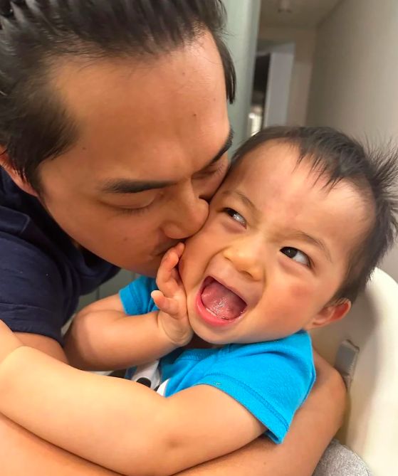 知名港星曝1岁半儿子不会爬，合影躲镜头眼神空洞，疑患自闭症