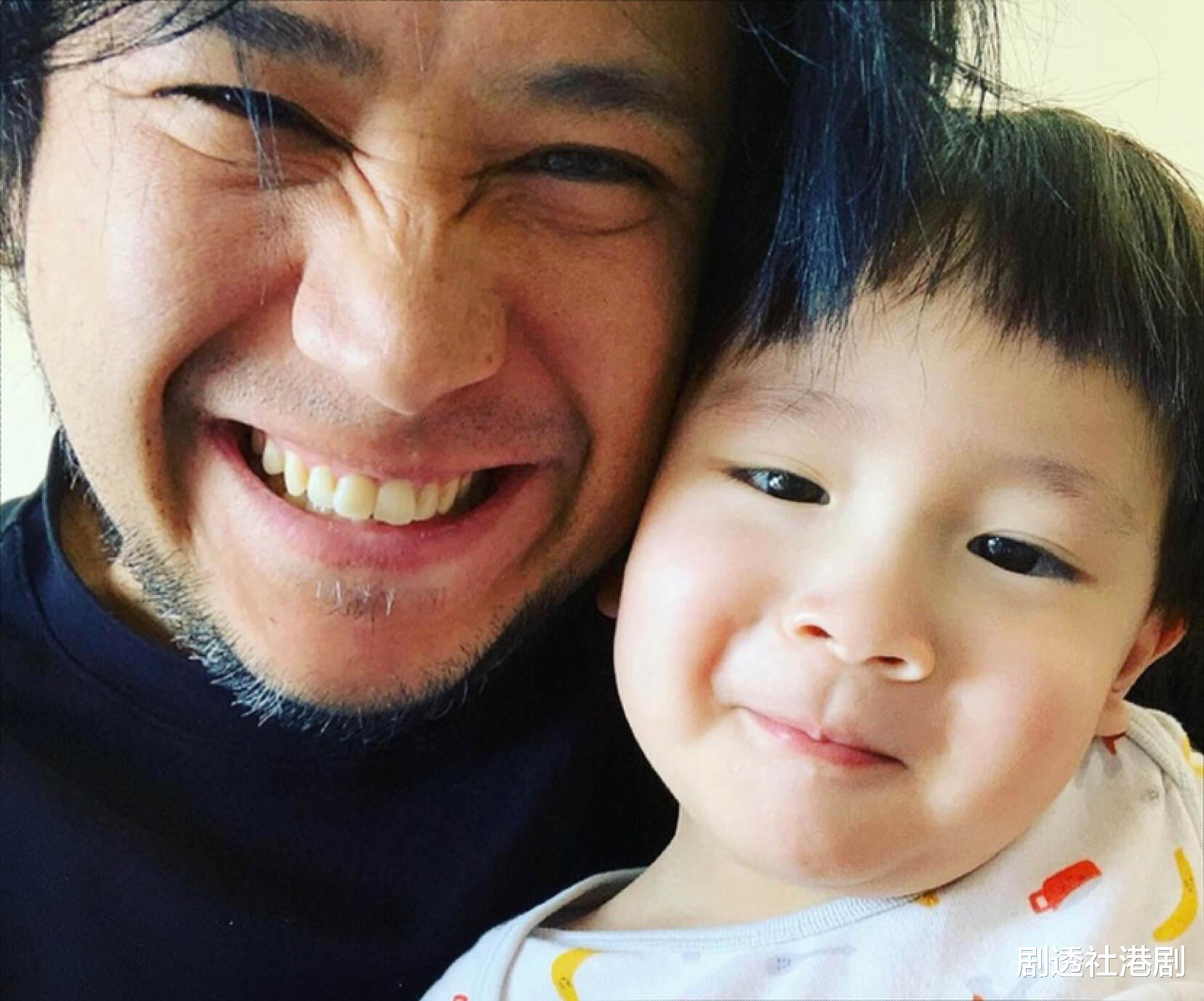 香港知名男星陷经济困难,和妻子连生四胎,晒烂鞋底照片公开求赞助