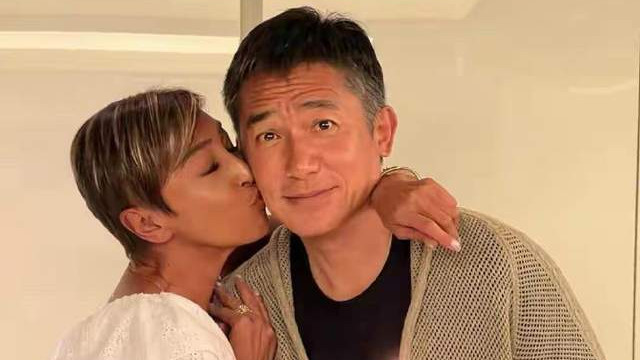 刘嘉玲闺蜜为梁朝伟庆生惹争议，又是亲又是抱，大腿缠到裤裆部位