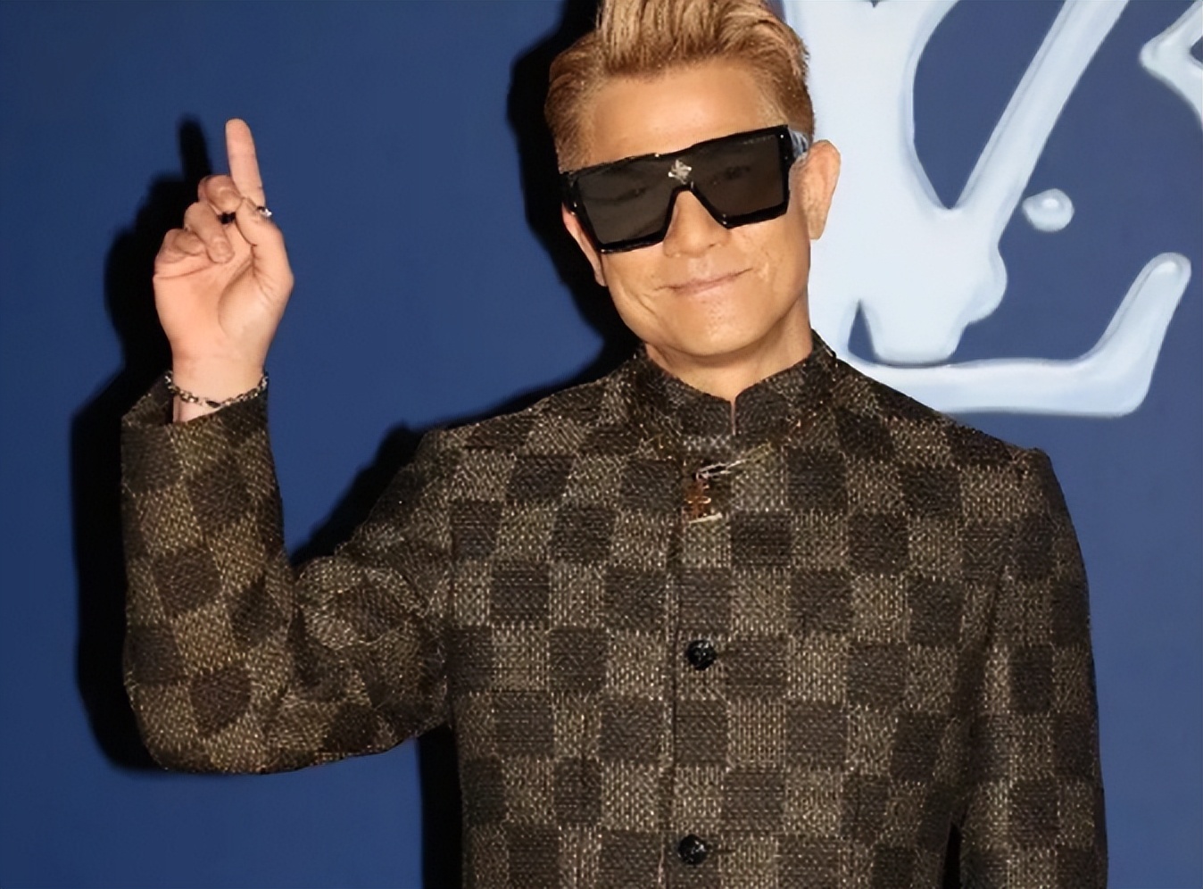 香港这一夜,有人穿“睡衣”,有人像“三星堆”,有人像遛弯大爷