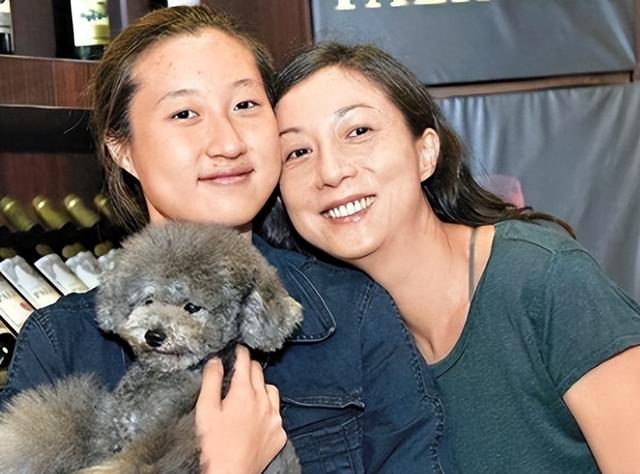 吴绮莉：18岁拿下选美冠军，26岁怀上成龙孩子，44岁与女儿反目