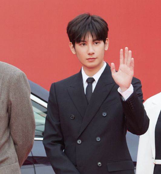 胡先煦|胡先煦发腮登上热搜，面部浮肿被指像40岁，本人回应：再也不吃了