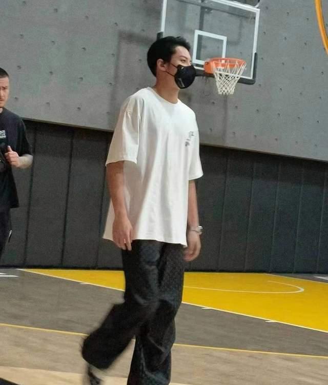 白敬亭打篮球,王鹤棣侯明昊加盟,网友热议不断