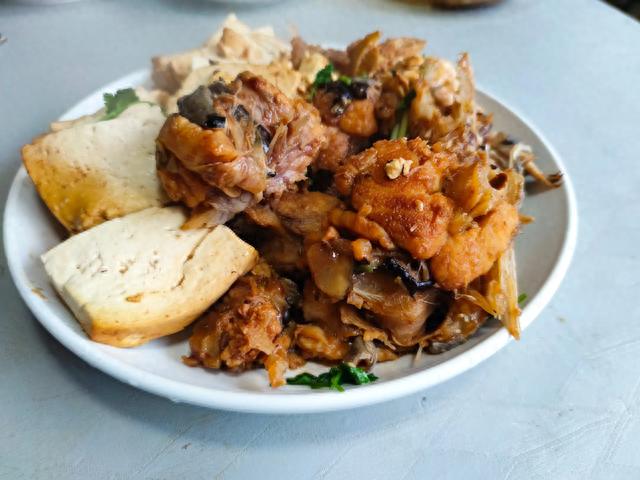 美食教程|东北大哥早市花100元买菜,晒3菜1汤引热议,网友:便宜但不离谱