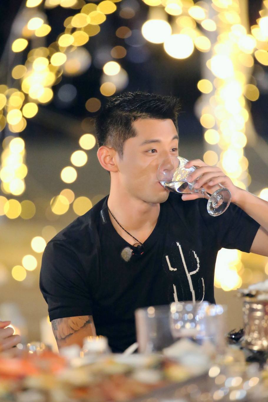 张继科|艳照门重新上演?网曝张继科景甜私密照被男方卖掉,只因要还赌债