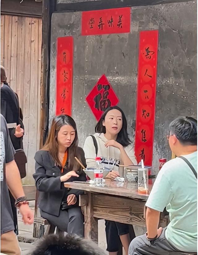 童瑶跟游客拼桌吃饭，素颜干净清秀，而且跟章子怡并不像比她漂亮