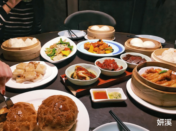 谢霆锋开心极了!张柏芝带儿子回家团聚,谢霆峰亲自下厨做大餐