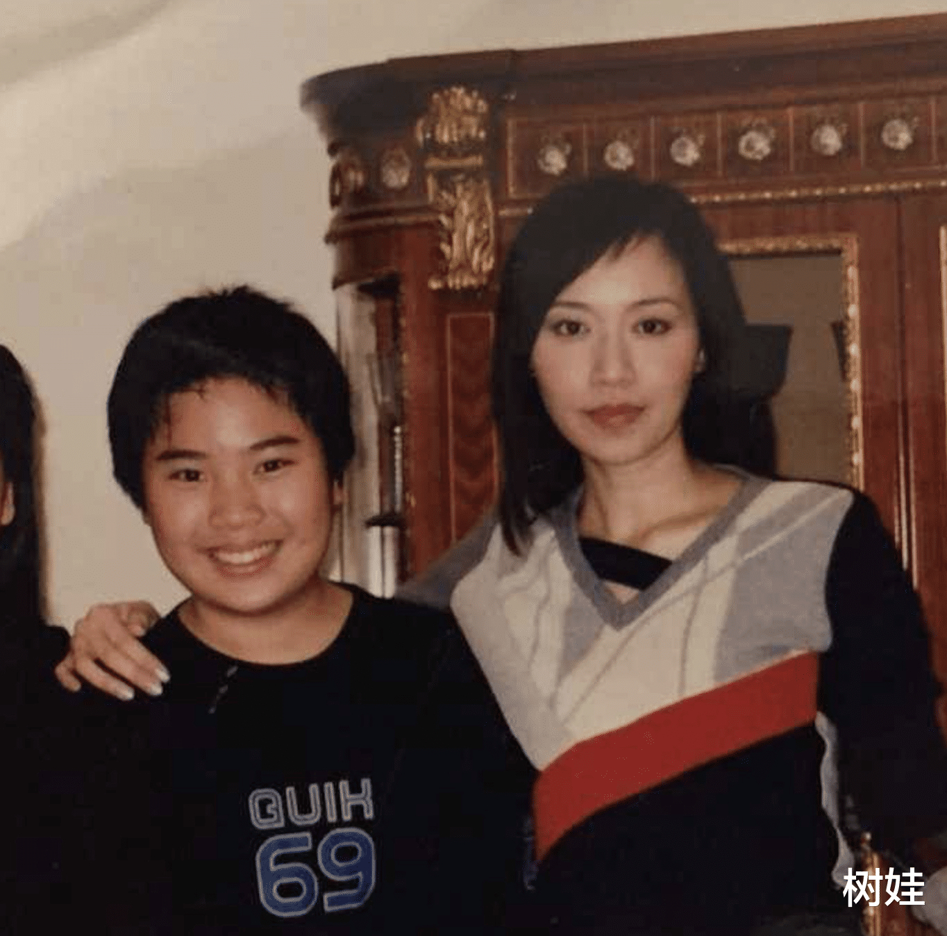 TVB|顾纪筠34岁继子家中设宴，合照91岁胡枫坐中间，TVB两大高层出席