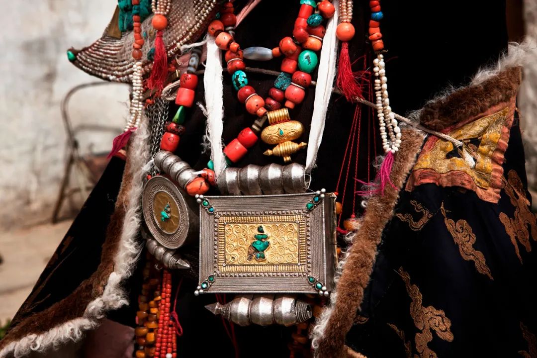 看看藏服上百块老蜜蜡、无数颗珍珠、红珊瑚、绿松石