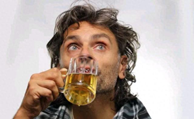 年龄越大，越要戒酒吗？医生提醒：60岁以后，谨记“2喝、3不喝”