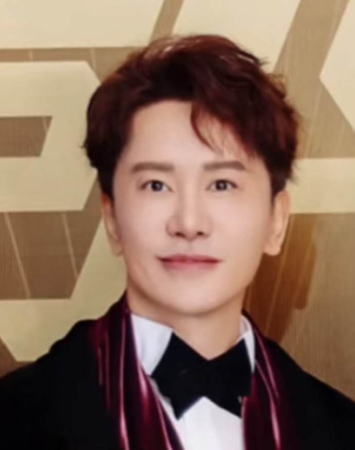 54岁毛宁商演太掉价！紧搂美女富婆笑容灿烂，曝出场费40万