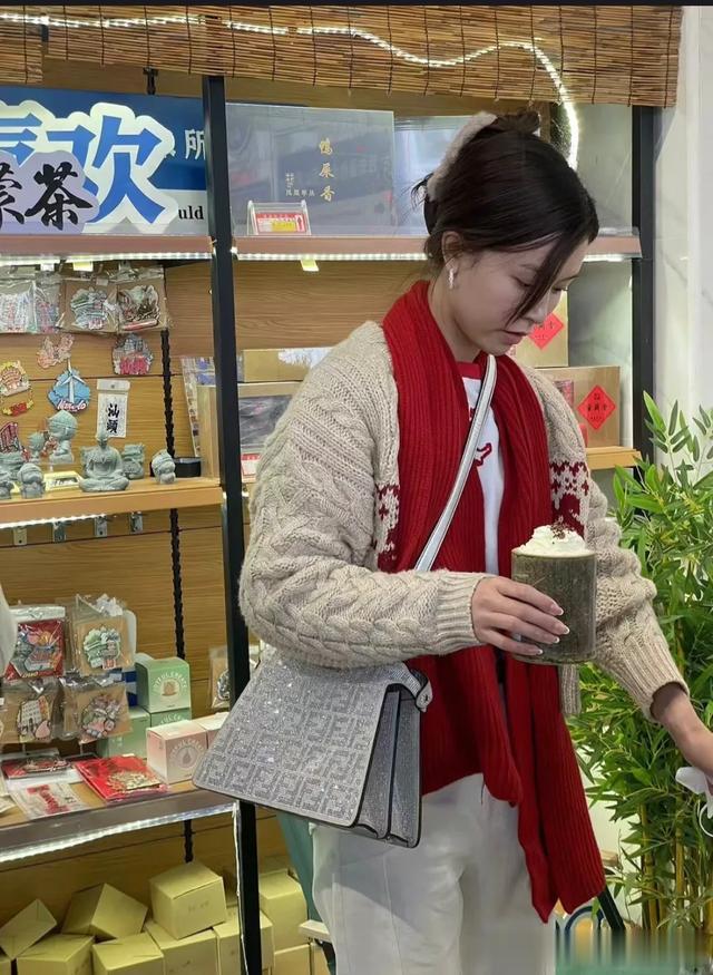 文咏珊带火了一种日常穿搭,“开衫+白裤子+平底鞋”,高级又显贵