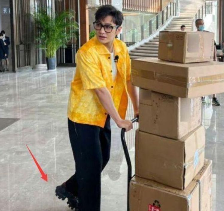 黄晓明|黄晓明刘畊宏直播跳操,同框照对比太明显,黄晓明真实身高被扒