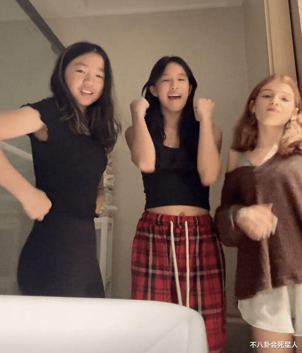 张庭14岁女儿:身材高挑不像爸妈,住2亿豪宅,一年学费33万