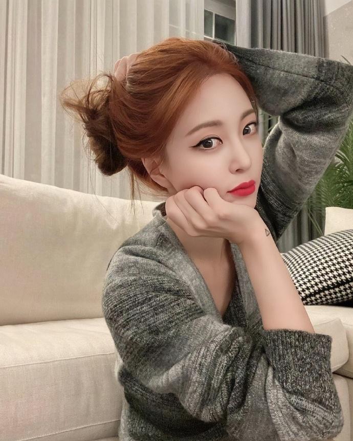 42岁女星承认做了双眼皮，还表示40岁遇到小10岁男友是一生的幸运