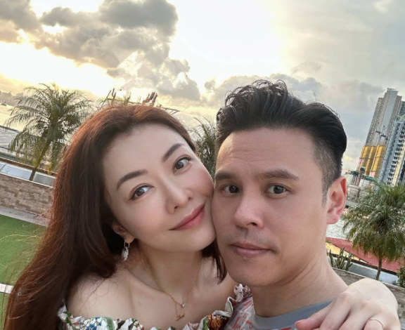 熊黛林为老公庆生，亲密贴脸画面太恩爱，女方皮肤紧致不见老