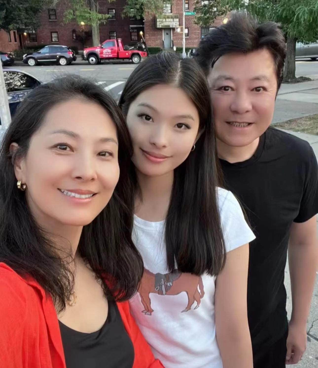 57岁戏骨一家四口美国团聚！豪宅内吃四只澳龙，学霸女儿可能出道