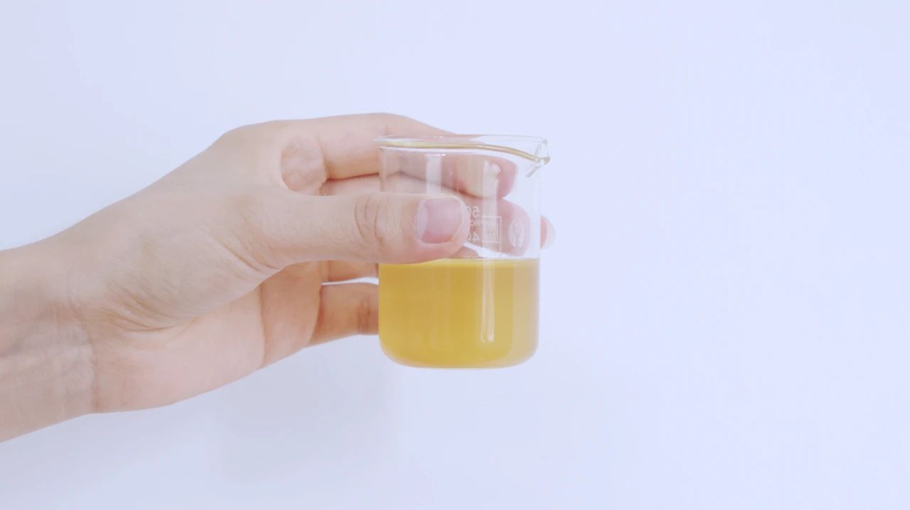 上厕所时尿液发黄，并伴有异味，可别忽视，有可能与3个因素有关